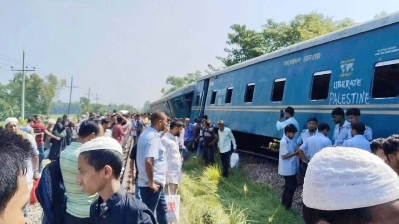 কুমিল্লায় ট্রেন লাইনচ্যুত: কারো ফেটেছে মাথা, কারো হাত-পা; অল্পের জন্য প্রাণরক্ষা কয়েকশ&rsquo; যাত্রীর